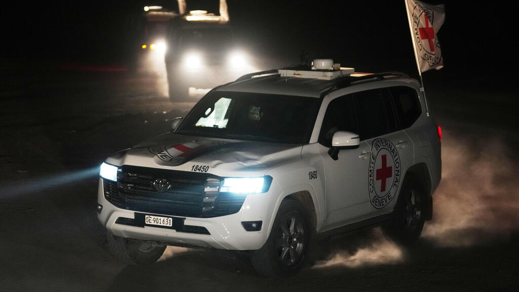 דיר אל בלח עזה רכבים הצלב האדום עם גופות חללים חטופים עושים את דרכם לישראל