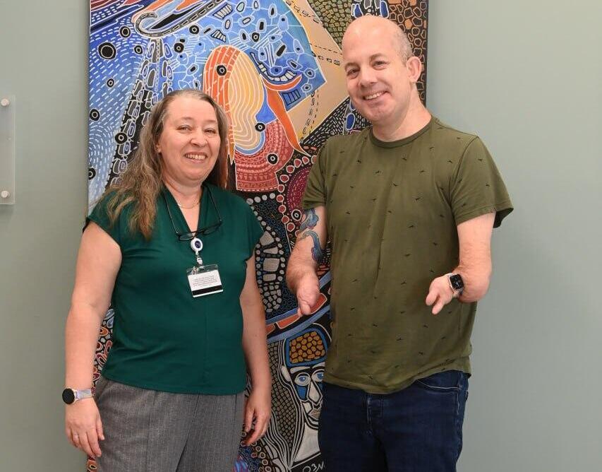 Доктор Рут Гур и Йоав Роках-Пен в больнице "Шиба" (Фото: Яир Саги) יואב רוקח פן עבר ניתוח השתלת קוצבים עצביים שמסייעים בהפחתת כאב כרוני על ידי ד"ר רות גור במרכז הרפואי שיבא