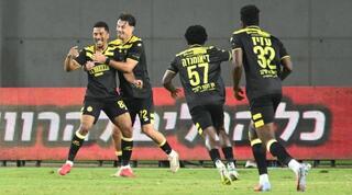 שחקני מכבי נתניה חוגגים