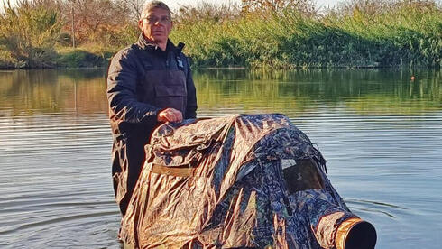 צלם הטבע ניסים לוי עם המסתור הצף