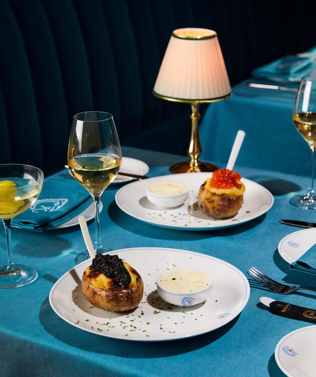 קוויאר בשפע. מנת Caviar Baked Potato המוגשת במסעדת המלון