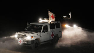 דיר אל בלח עזה רכבים הצלב האדום עם גופות חללים חטופים עושים את דרכם לישראל