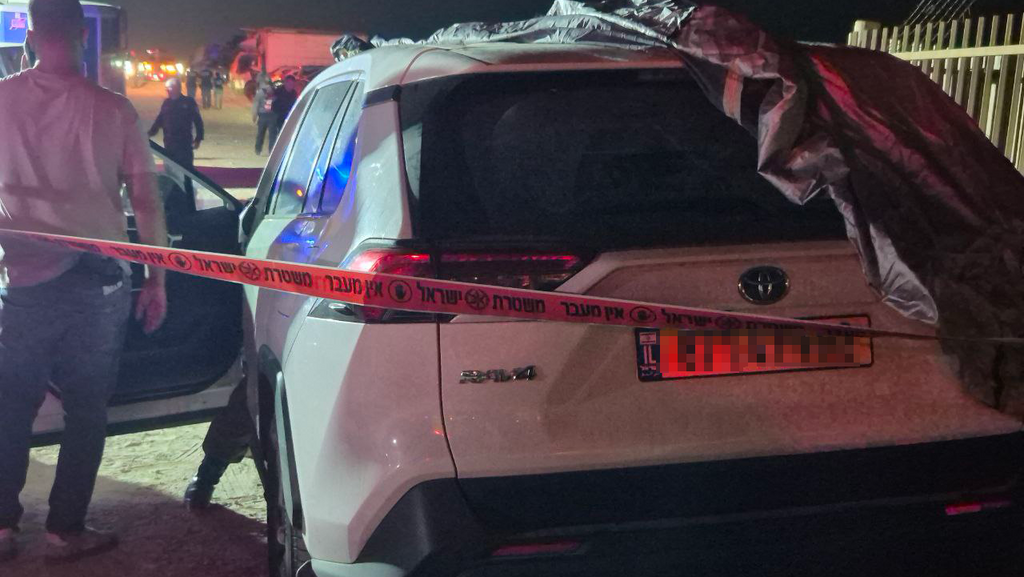 Машина Ифат Томер-Йерушалми, обнаруженная на пляже (Фото: Мики Шмидт) טויוטה ראב4