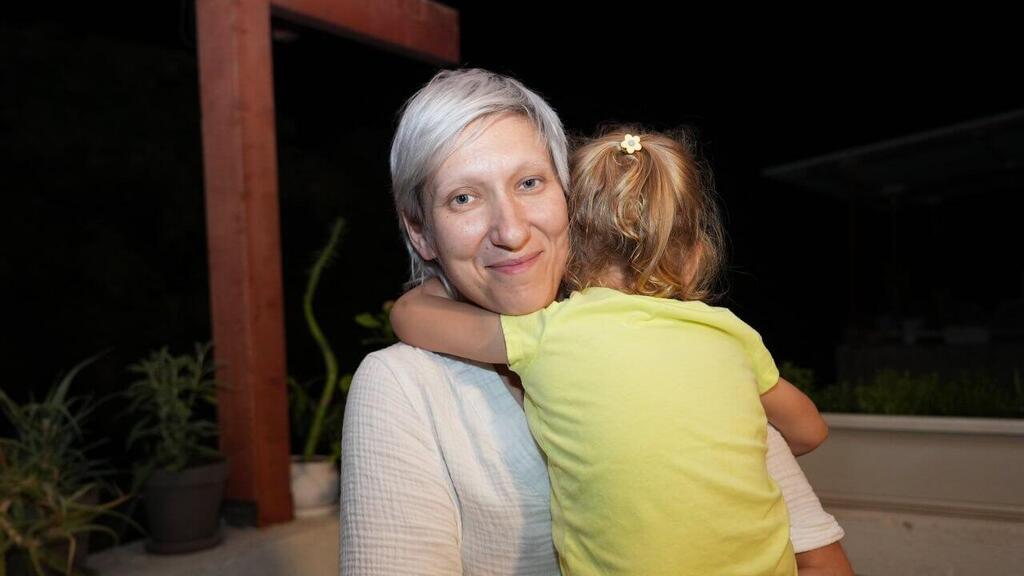 Elvira and Naomi Grinstein (Photo: Tomer Shonam Halevi) משפחת גרינשטיין שהתארחה בעוטף בזמן המבצע עם איראן , התאהבה באזור ועברה לגור פה