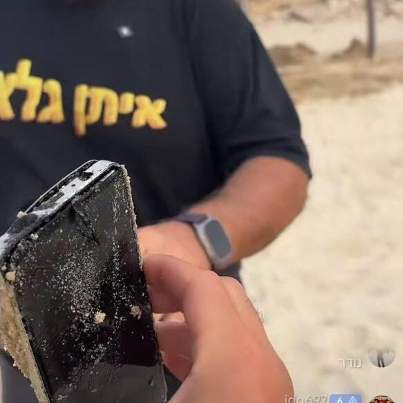 A phone recovered by the group (Photo: from social media) חיפושים אחר טלפון הפצ"רית בחוף הצוק
