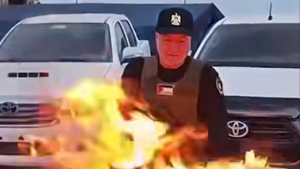  אל-אסטל שורף את דגל חמאס ומאיים על ארגון הטרור