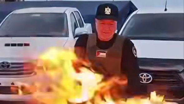 אל-אסטל שורף את דגל חמאס ומאיים על ארגון הטרור