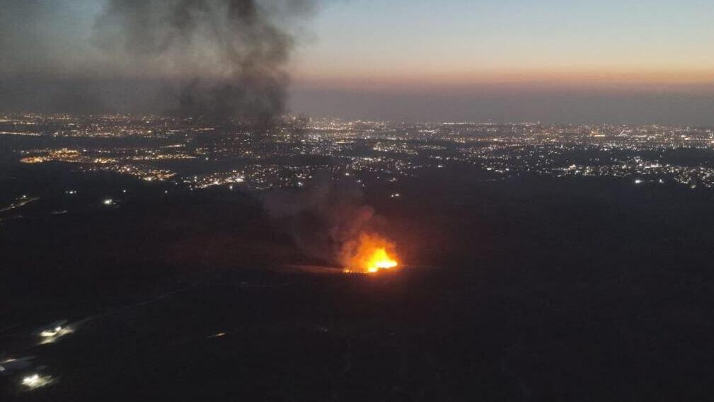 קרוואת בני חסן על רקע אורות מישור החוף.