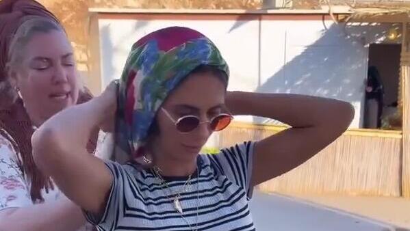 ליזי סבצקי עם כיסוי הראש