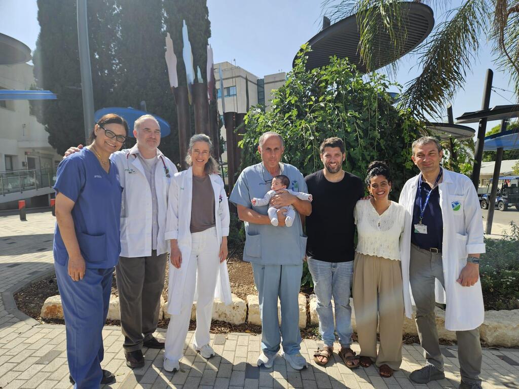 Baby Ari alongside his parents and the doctors who saved his life (Photo: HaEmek Medical Center) התינוק והרופאים שהצילו את חייו