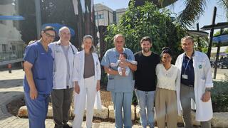 התינוק והרופאים שהצילו את חייו