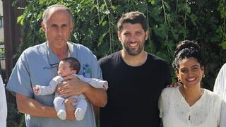 התינוק והרופאים שהצילו את חייו