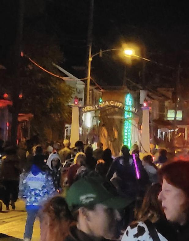 העתק של שער מחנה ההשמדה אושוויץ בעיירת האנובר שבפנסילבניה