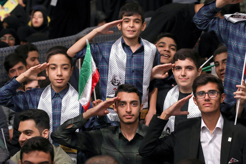 Students in Tehran (Photo: KHAMENEI.IR / AFP, West Asia News Agency)/Handout via REUTERS) חמינאי נואם בפני סטודנטים בטהרן