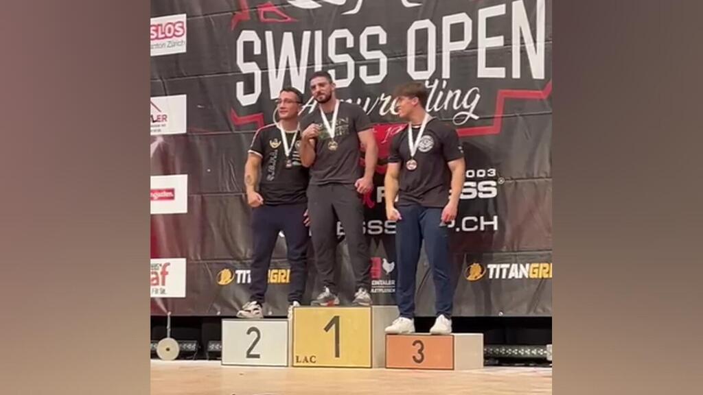 Бариэль Коневски на пьедестале почета (Фото: из личного архива ) Соревнования по армрестлингу 03 11 25