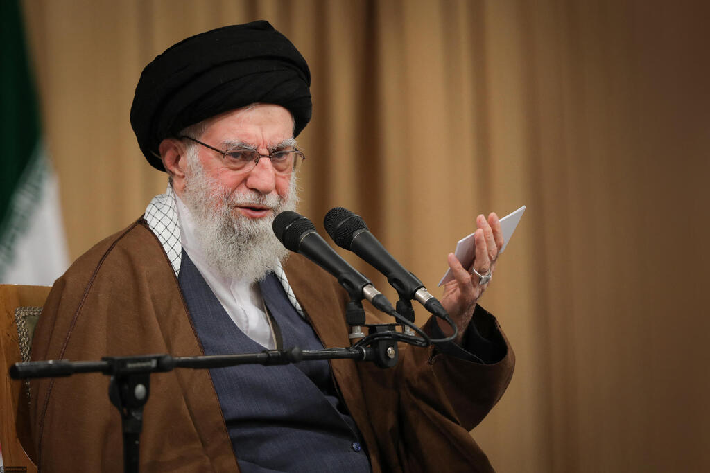 Iranian Supreme Leader Ayatollah Ali Khamenei (Photo: KHAMENEI.IR / AFP, West Asia News Agency)/Handout via REUTERS) חמינאי נואם בפני סטודנטים בטהרן