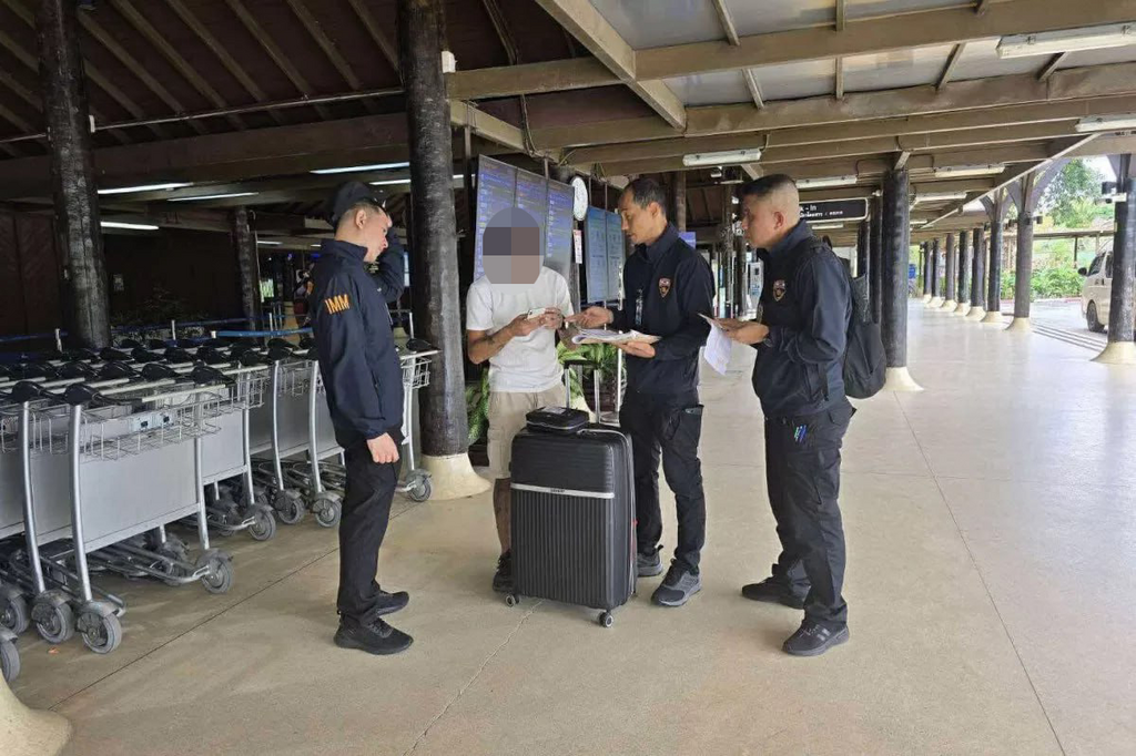The suspect arrest at Koh Samui airport (Photo: Surat Thani Immigration Office) מעצר גבר ישראלי בשדה תעופה בקו סמוי בתאילנד בחשד לשוד