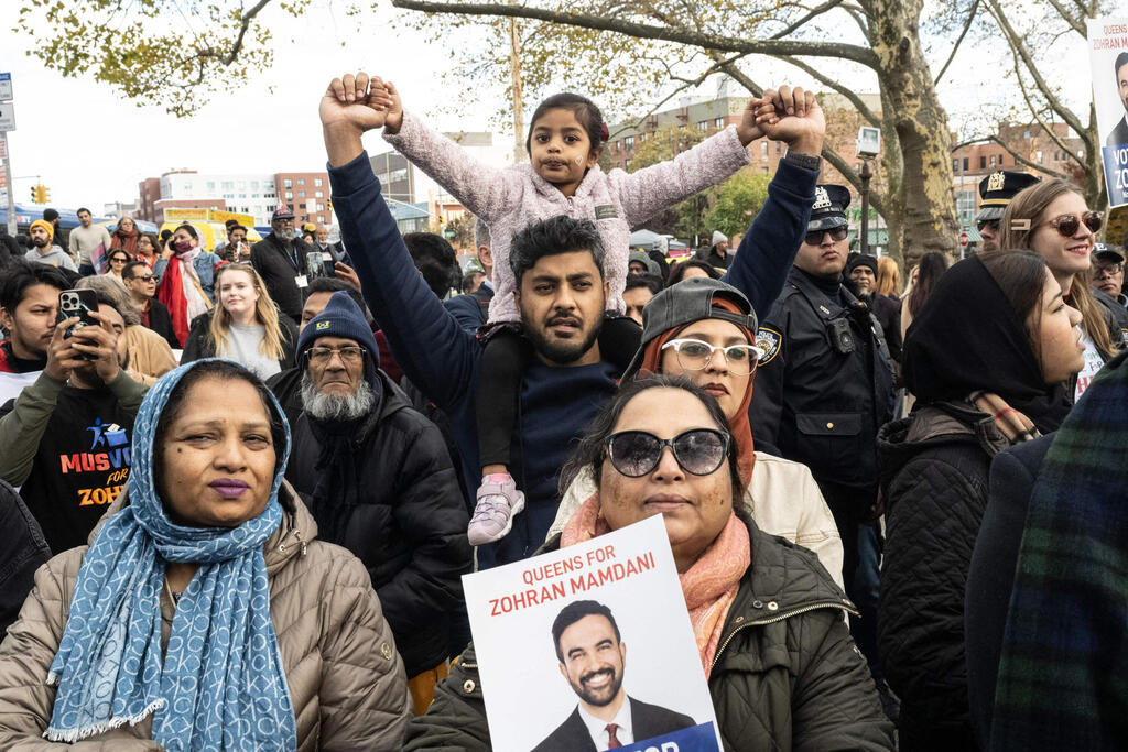 Photo: STEPHANIE KEITH / GETTY IMAGES NORTH AMERICA / AFP תומכים של זוהראן ממדאני בחירות לראשות ניו יורק ב קווינס 1 בנובמבר