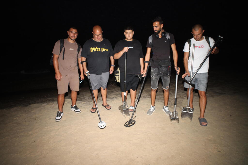Volunteers seraching for former military advocate general Maj. Gen. (res.) Yifat Tomer-Yerushalmi's missing phone along Herzliya beach strip (Photo: Yariv Katz) חיפושים עם גלאי מתכות אחר הטלפון של הפצר"ית בחוף השרון בהרצליה