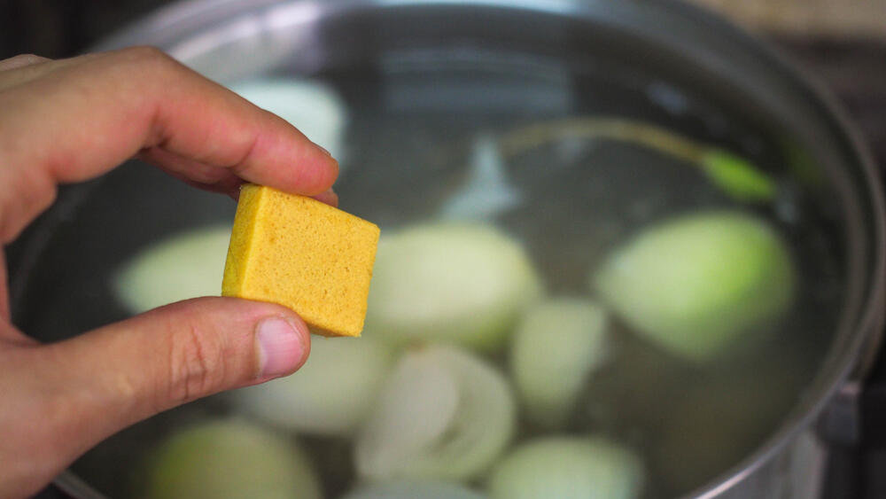 Бульонные кубики (Фото: sarocha wangdee, shutterstock) מרק