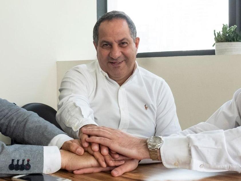 במרכז: עזרא גבאי