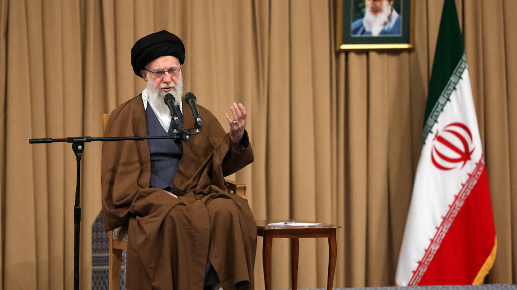 חמינאי נואם בפני סטודנטים בטהרן