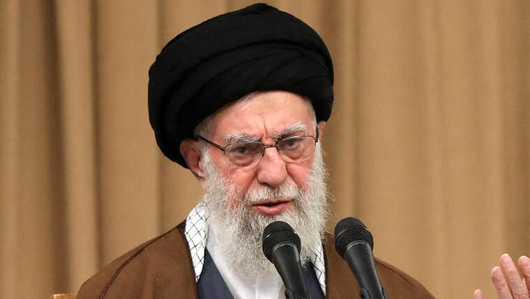 חמינאי נואם בפני סטודנטים בטהרן