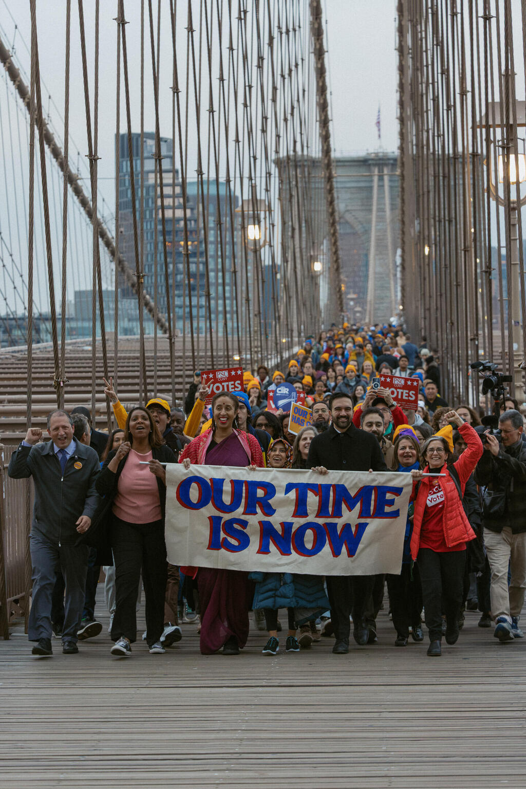 Mamdani marches with his supporters on the Brooklyn Bridge yesterday: 'Our time is now' זוהראן ממדאני בחירות ניו יורק בצעדה על גשר ברוקלין
