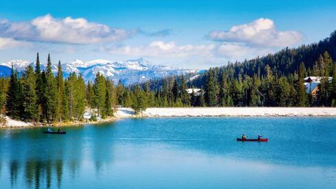 האגם שליד העיירה