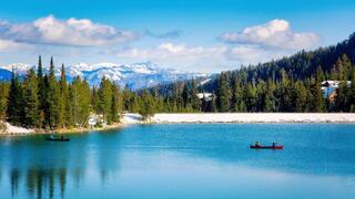 האגם שליד העיירה