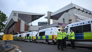 שוטרים מחוץ לווילה פארק