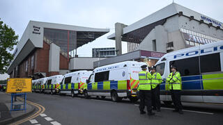 שוטרים מחוץ לווילה פארק