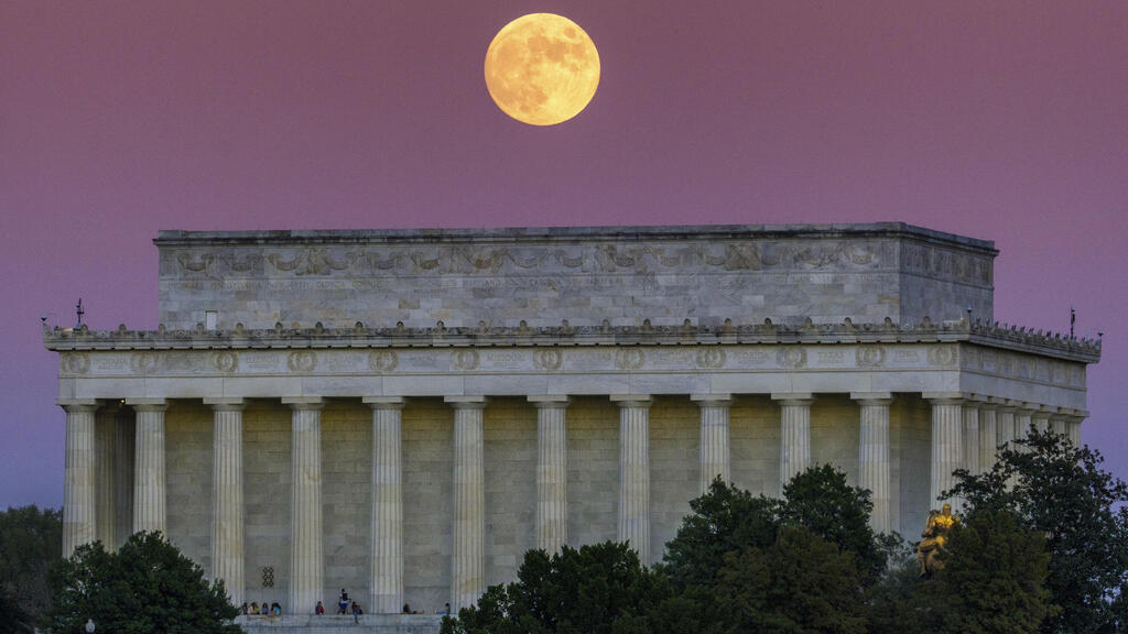 Суперлуние в США в ноябре 2022 года (Фото: J. David Ake/AP) ירח-על מעל אנדרטת לינקולן, נובמבר 2022