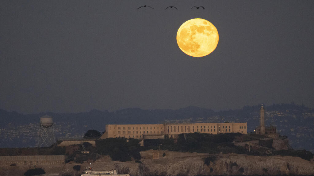Суперлуние над Алькатрасом, США, в 2023 году (Фото: Eric Risberg/AP) ירח-על מעל האי אלקטרז, נובמבר 2023
