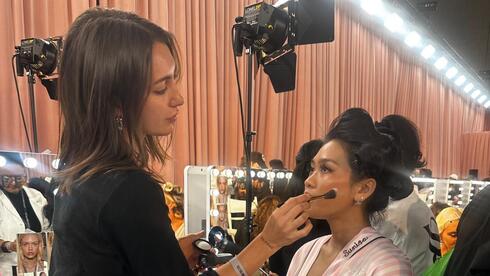 קים סת מאפרת מאחורי הקלעים בתצוגה של ויקטוריה'ס סיקרט