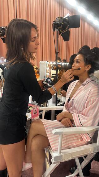 קים סת מאפרת מאחורי הקלעים בתצוגה של ויקטוריה'ס סיקרט