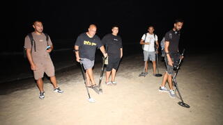 חיפושים עם גלאי מתכות אחר הטלפון של הפצר"ית בחוף השרון בהרצליה