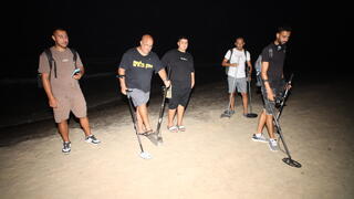 חיפושים עם גלאי מתכות אחר הטלפון של הפצר"ית בחוף השרון בהרצליה