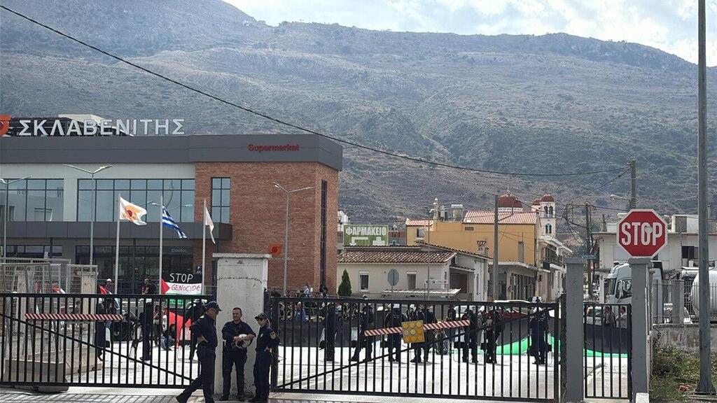 Closed to passage – the exit gate at the port in Crete (Photo: Yossi Manor) נמל כרתים