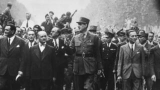 דה גול במצעד הניצחון בפריז, 1944