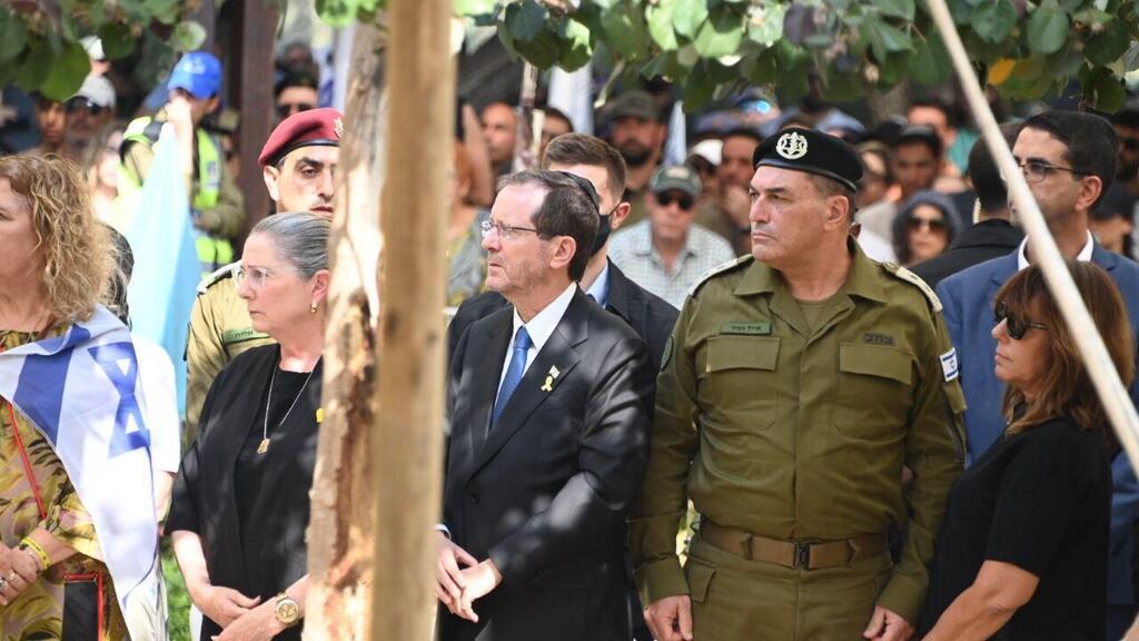 President Isaac Herzog and IDF Chief of Staff Lt. Gen. Eyal Zamir (Photo: Yair Sagi) הלווייתו של אל"מ אסף חממי ז"ל