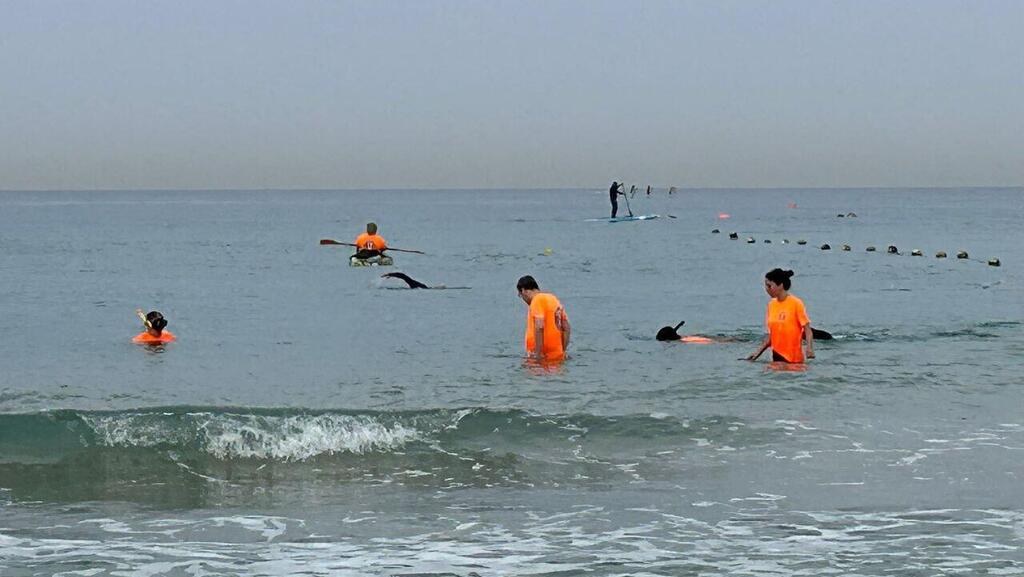 Поиски мобильного телефона на пляже в Герцлии חיפושים בים