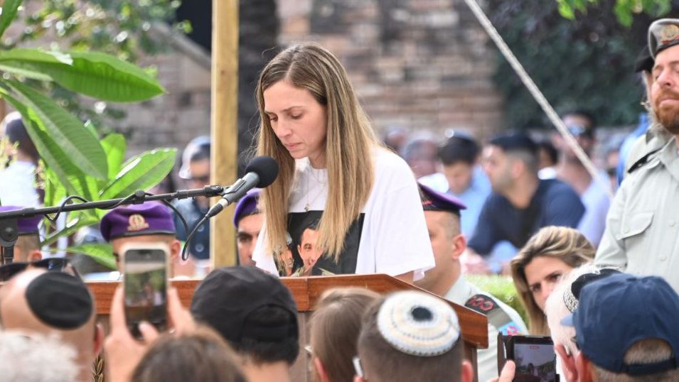 Asaf Hamami's widow Sapir (Photo: Yair Sagi) הלווייתו של אל"מ אסף חממי ז"ל