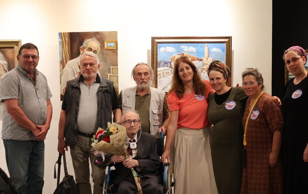 Бецалель Кац на выставке с сотрудниками "Эзер ми-Цион" (Фото: Орит Розенфельд) Эзер ми-Цион