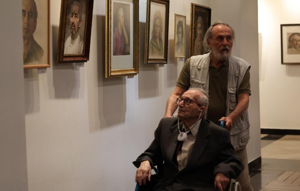 Художник со своими картинами (Фото: Орит Розенфельд) Эзер ми-Цион