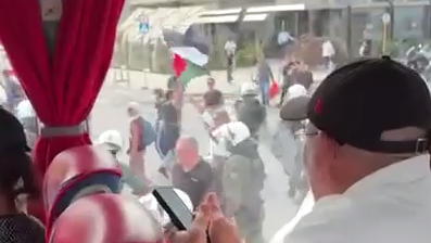 דגלי פלסטינים מול האוטובוס של הישראלים