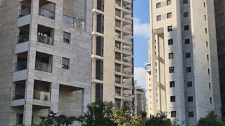 בנייני מגורים בעיר במרכז הארץ 