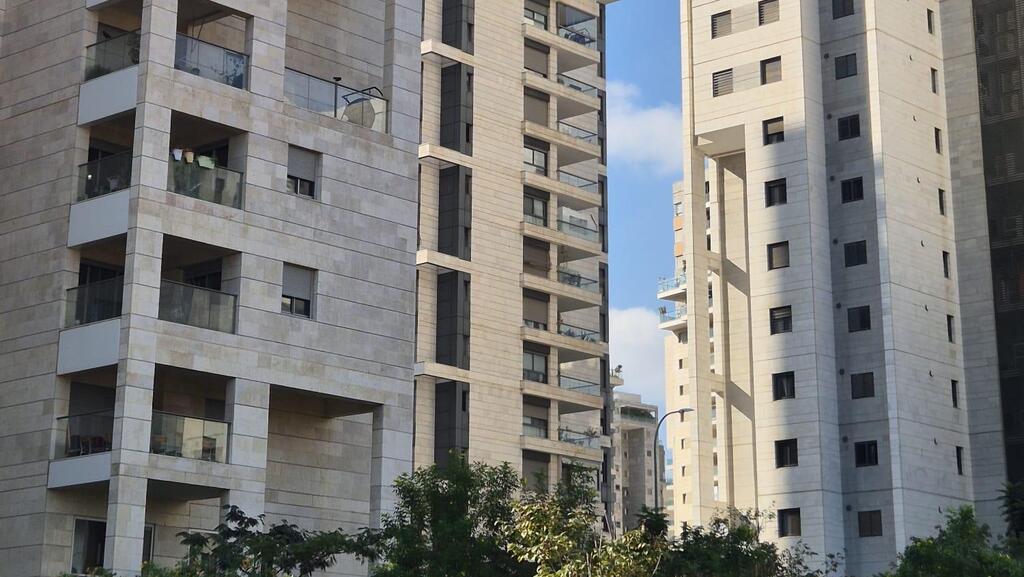 בנייני מגורים בעיר במרכז הארץ 