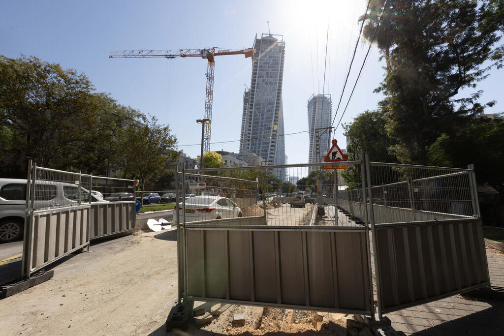 בניית שביל האופניים בכיכר המדינה