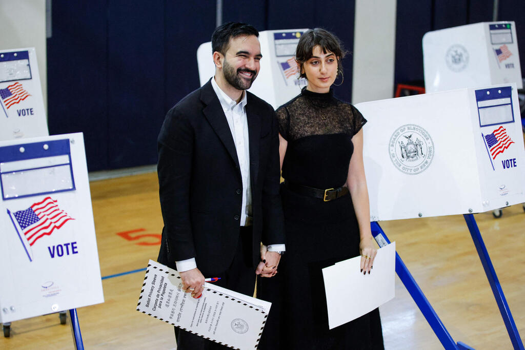Mamdani at the polling station in the Astoria neighborhood with his wife Rama Duwaji (Photo: Leonardo Munoz / AFP) בחירות ניו יורק זוהראן ממדאני בקלפי עם אשתו ראמה דוואג'י